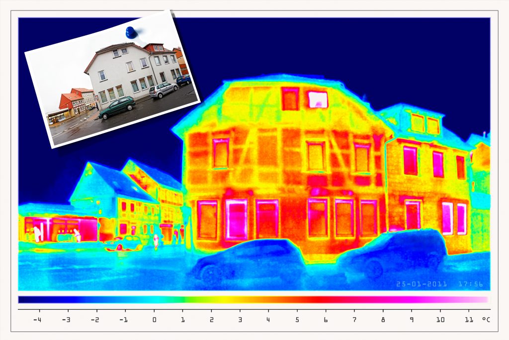 Thermografieaufnahme eines Hauses mit deutlichen Wärmeverlusten, Farbspektrum von blau bis rot zeigt Temperaturunterschiede