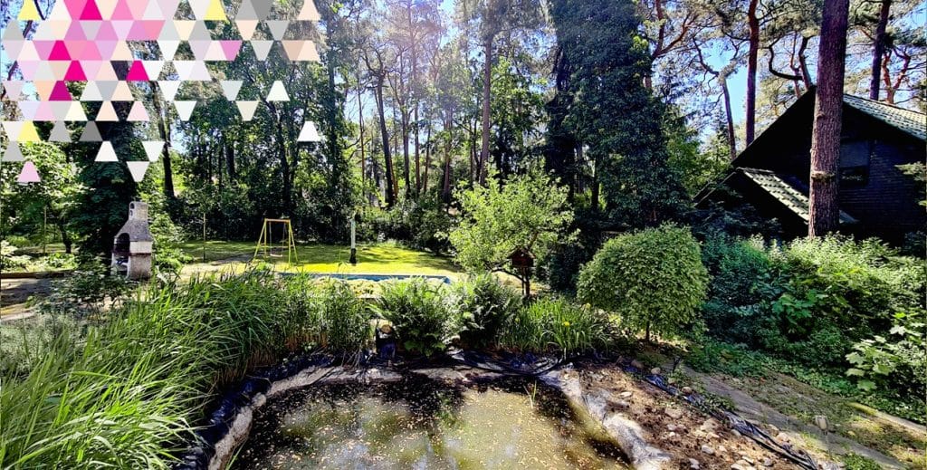 Garten mit kleinem Teich, Bäumen, Schaukel und Grillplatz neben einem Haus in Waldesruh bei Berlin