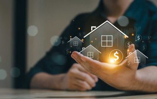 Hand mit leuchtender Häusergrafik und Dollarzeichen als Symbol für Immobilienfinanzierung