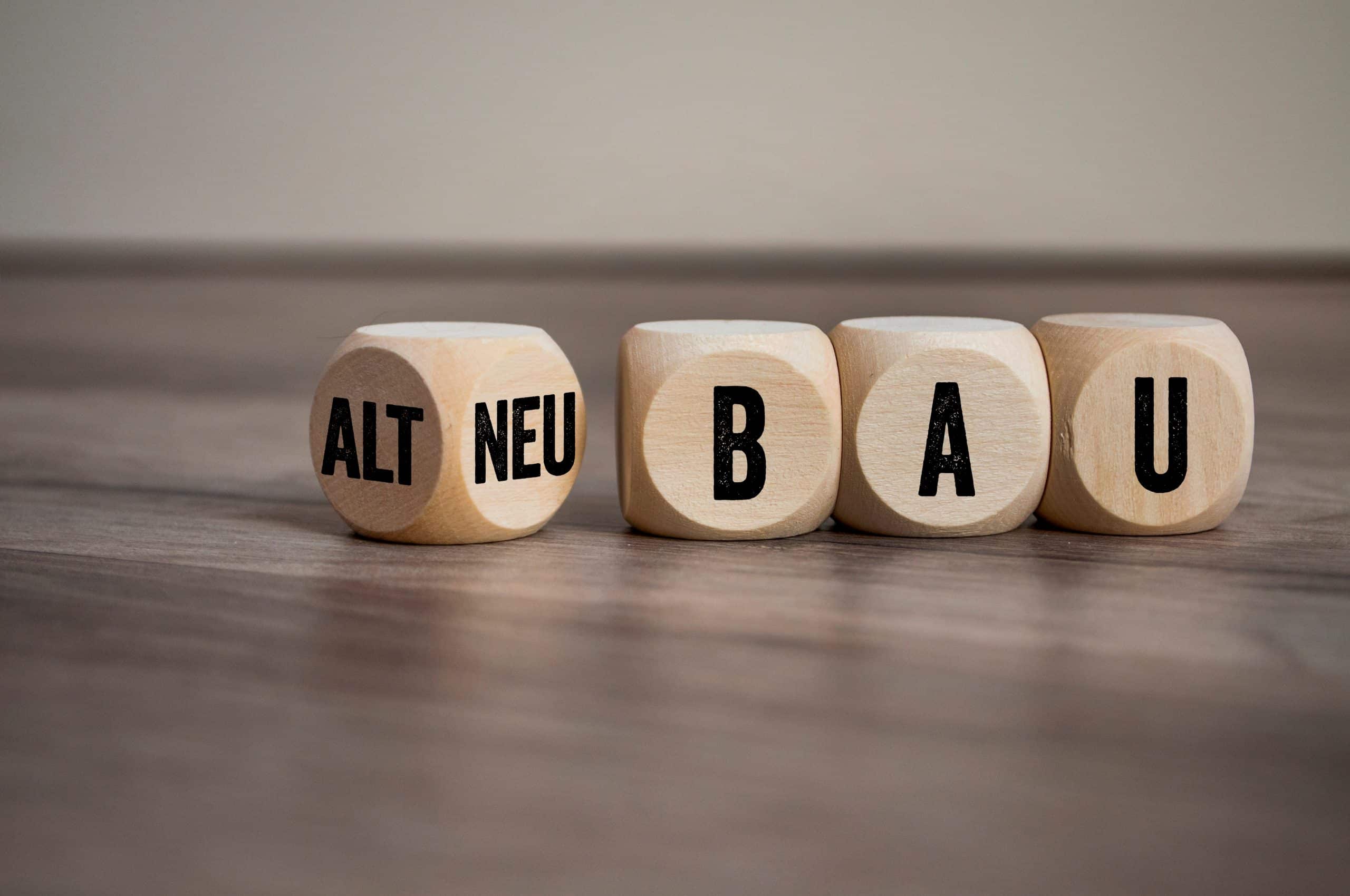 Würfel mit Neubau und Altbau