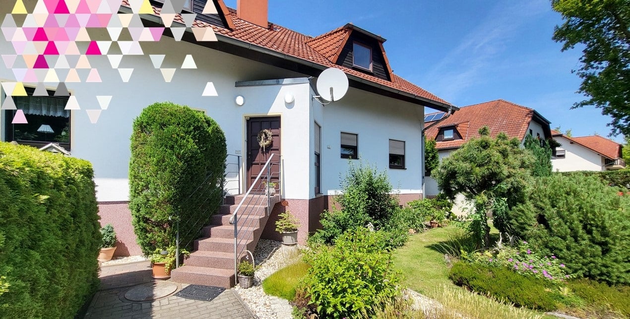 Eingangsbereich mit Treppe, Türkranz, Hecken, Zierkies und Bepflanzung