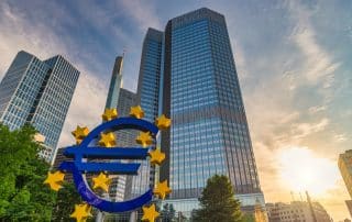 Euro-Symbol mit Sternen vor Hochhäusern der Europäischen Zentralbank im Finanzviertel