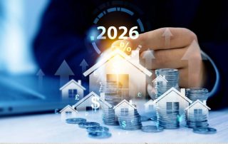 Münzstapel mit Haus Symbolen und Aufschrift 2026 als Zeichen für Immobilieninvestitionen